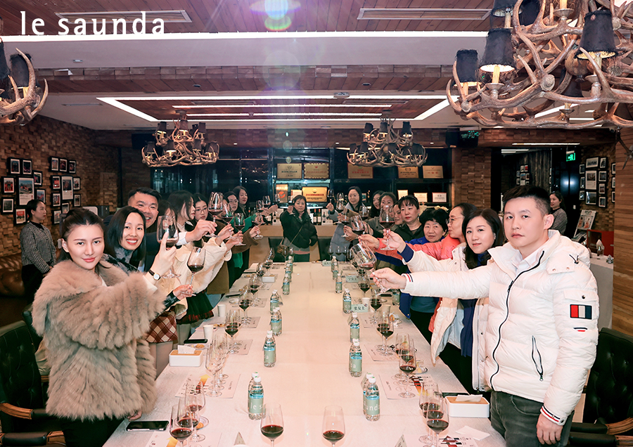 醇香红酒映月光，VIP年终答谢酒会